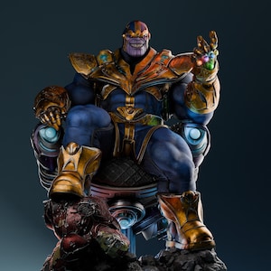 Pode incluir: Estátua detalhada de Thanos, um personagem de pele roxa, sentado em um trono. Ele usa uma armadura azul e dourada, e a Manopla do Infinito com pedras preciosas coloridas. A estátua está em um fundo escuro.
