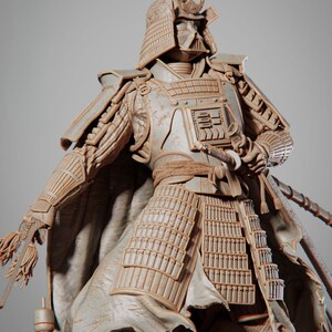 Op de afbeelding: Een gedetailleerde sculptuur van een samoerai-krijger in verweerde bepantsering. De figuur staat in een dynamische pose en houdt een katana vast. De bepantsering heeft ingewikkelde details en de helm heeft een kenmerkend ontwerp. Het kleurenpalet is gedempt, met grijstinten en beige.