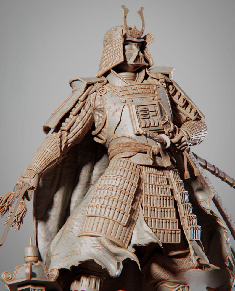 Op de afbeelding: Een gedetailleerde sculptuur van een samoerai-krijger in verweerde bepantsering. De figuur staat in een dynamische pose en houdt een katana vast. De bepantsering heeft ingewikkelde details en de helm heeft een kenmerkend ontwerp. Het kleurenpalet is gedempt, met grijstinten en beige.