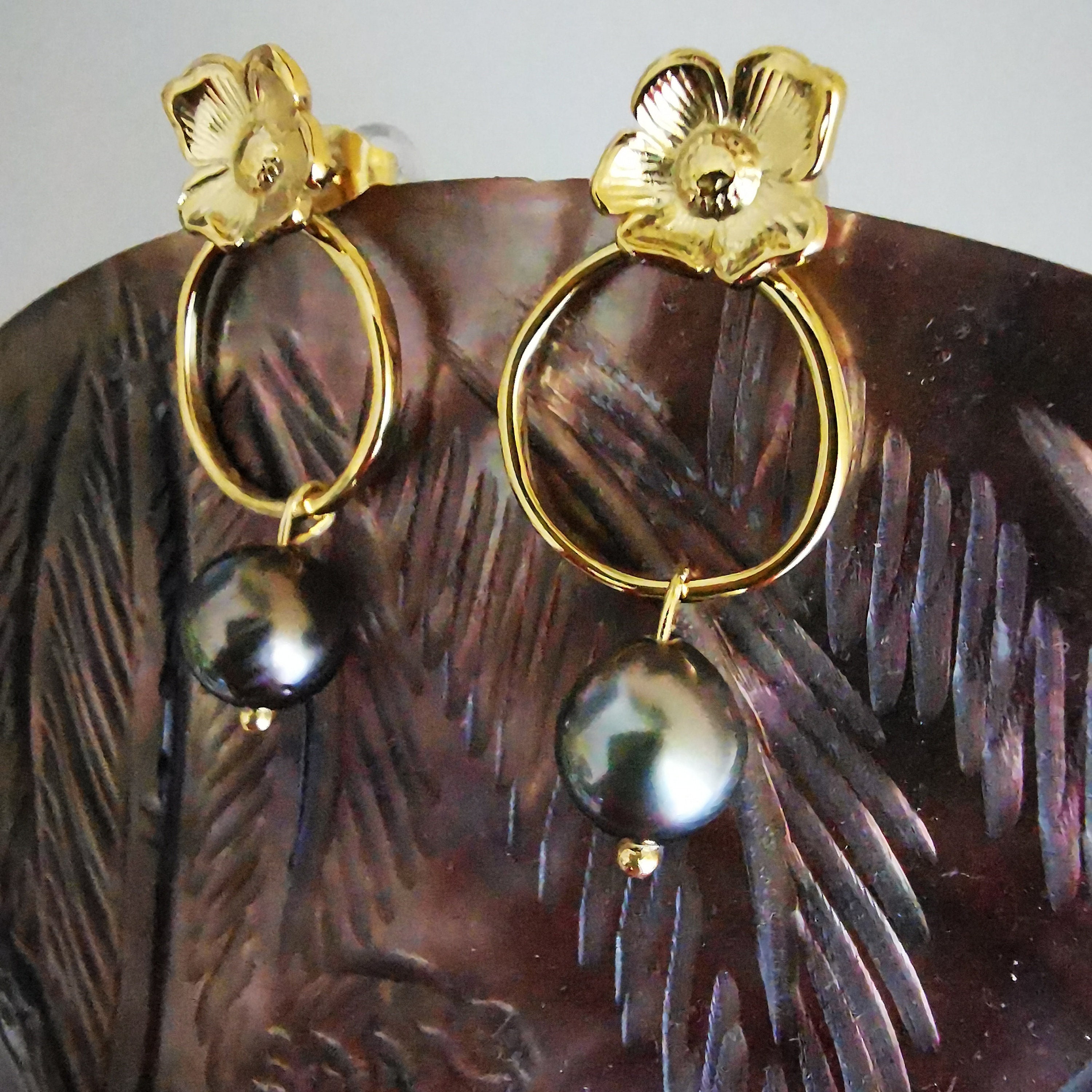 Boucles D'oreilles Clous Perles Noires Tahiti - Coquillage Ton Paon, Plaqué Or, Neuves Avec étiquettes
