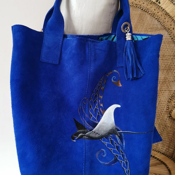 sacs en peau suédée bleu roy peint main raie manta polynésien