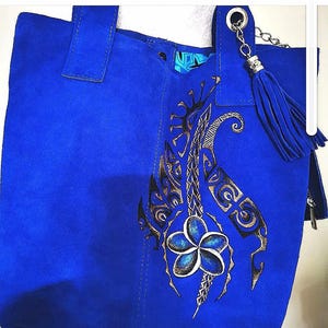 sacs en peau suédée bleu roy peint main tipanier  polynésien