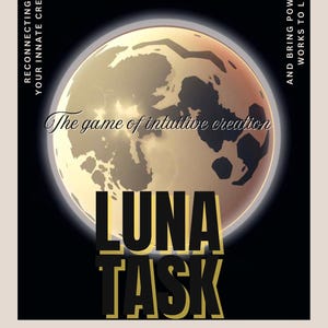 Peut inclure: Une affiche noire et dorée avec une grande lune dorée au centre. Le texte "LUNA TASK" est en lettres noires grasses avec un contour doré. Le texte "The game of intuitive creation" est en écriture cursive sous la lune. Le texte "FORMATION PAR ELSEY" est en bas de l'affiche.