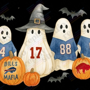 Puede incluir: Ilustración de Halloween con cuatro fantasmas con camisetas de fútbol azules con los números 4, 17, 88 y 0. Un sombrero de bruja está en un fantasma. Dos calabazas con las palabras "Bills Mafia" y un logo de búfalo están al frente.