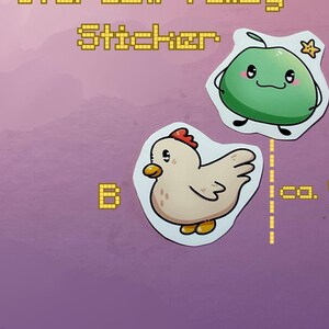 Könnte beinhalten: Zwei Stardew Valley Sticker, einer mit einer grünen, lächelnden, cartoonartigen Kokosnuss mit einem Stern oben drauf und der andere mit einem weißen, cartoonartigen Huhn. Die Sticker sind etwa 4 cm groß.