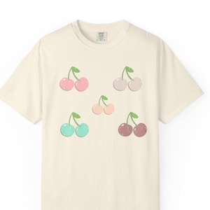Cherry Vibes Unisex Garment Dyed T-Shirt, Kirsch T-Shirt im Vintage-Stil, Retro Comfort Farben Kirsche, Geschenk für Freunde, Geburtstags-Shirt