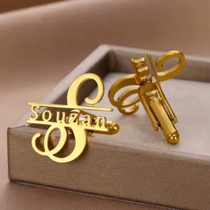 Gemelos con nombre y letra inicial personalizados, de acero inoxidable color dorado para hombre, gemelos con fuente artística de personalidad de acero, joyería para fiesta de cumpleaños.