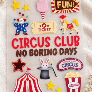 Könnte beinhalten: Ein transparenter Aufkleberbogen mit Zirkusmotiven, darunter ein Clown, ein Karussellpferd, ein Hase im Zylinder, ein rot-weiß gestreiftes Zelt, Popcorn, Zuckerwatte, Sterne und ein Ticket. Der Text lautet CIRCUS CLUB NO BORING DAYS.