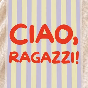 Può includere: Una stampa rettangolare con strisce verticali che si alternano tra giallo pallido e viola chiaro. Il testo "CIAO, RAGAZZI!" è stampato in un carattere rosso brillante, arrotondato e in grassetto al centro dello sfondo a righe.