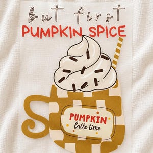 Könnte beinhalten: Ein rechteckiger Aufkleber mit dem Text But first PUMPKIN SPICE in Braun und Rot. Darunter befindet sich eine Tasse mit beigefarbenem und weißem Karomuster, gefüllt mit einem Getränk mit Schlagsahne und Schokostreuseln sowie dem Text PUMPKIN latte time.