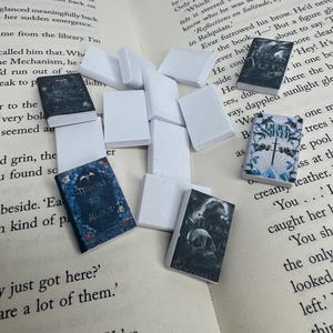 15 livres blancs unis miniatures imprimés en 3D | Cadeau pour amoureux des livres | Décoration de lecture | Accessoires livresques | Décoration d'étagère | Livres miniatures
