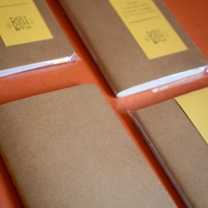 Caderno de bolso em branco, encadernado à mão, com capas em branco