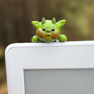 Kawaii Goblin Hipper, Handmade Clay Phone Buddy, Mythical Creature Accessories, Quirky Monster Peeker, Whimsical Mini Figurine, Desk Buddy