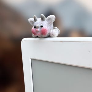 Kawaii Gargoyle Hipper, Handmade Clay Phone Buddy, Mythical Creature Accessories, Quirky Peeker, Whimsical Mini Figurine, Gray Desk Buddy