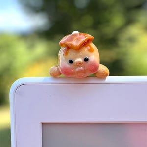 Kawaii Waffle Baby Hipper, winziges Frühstück handgemachter Telefonanhänger, dekoratives Lebensmittel Minifigur, haftender Ton Peeker, niedlicher Bäckerei-Telefon-Kumpel