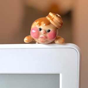 Kawaii Pfannkuchen Baby Hipper, winziges Frühstück handgemachter Telefonanhänger, dekoratives Lebensmittel Minifigur, selbstklebender Ton Peeker, niedlicher Bäckerei-Telefon-Kumpel