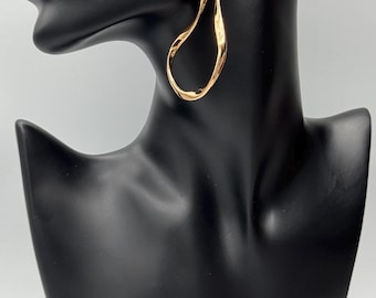 Elegante Wellenförmige Unregelmäßige Verdrehte Goldfarbenmode baumeln Ohrring!