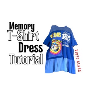Può includere: Un abito patchwork blu realizzato con diversi pannelli di t-shirt, con una grafica dei Looney Tunes, il testo "Memory T-Shirt Dress Tutorial" e "VIDEO CLASS", un orlo arricciato e maniche corte in varie tonalità di blu.