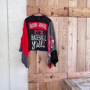 Camiseta de béisbol reciclada de los Boston Red Sox, camiseta de patchwork, camiseta de arte para vestir / Colección Story Cloth