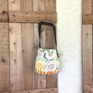 Bolso floral, bolso estampado a mano, bolso de hombro, bolso de mano de patchwork, bolso de mano con libros reciclados, caprichoso, saco, monedero, CreoleSha