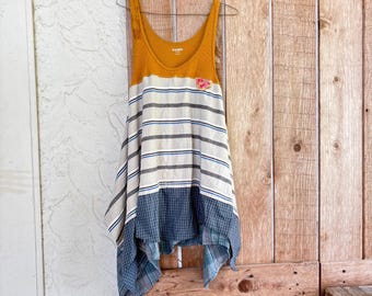 Abito estivo a canotta svolazzante, realizzato con materiali riciclati.