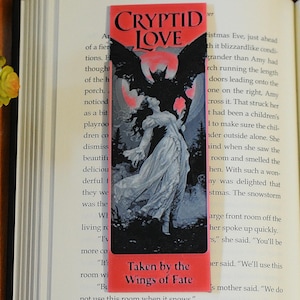 Segnalibro Cryptid Romance che si illumina al buio – Accessorio per la lettura di fantasy gotico