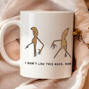 Tazza Marcus il Verme - Tazza Marcus il Verme, Tazza divertente da ufficio, Tazza con meme Marcus il Verme Robert Aiuto, non mi piace questa roccia, mi fa incazzare