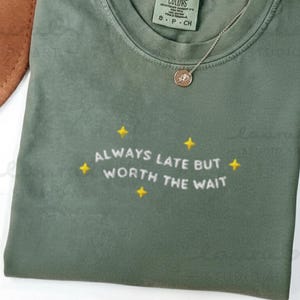 Toujours en retard, mais ça vaut le coup d'attendre ! T-shirt Comfort Colors | T-shirt « Toujours en retard », ne me pressez pas, haut ironique, t-shirt blague, t-shirt mème