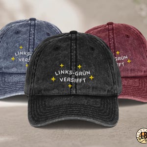 Pode incluir: Três bonés de beisebol em azul, preto e bordô com um acabamento vintage desbotado. Cada boné apresenta estrelas amarelas de quatro pontas bordadas em torno do texto branco "LINKS-GRÜN VERSIFFT" centralizado no painel frontal.
