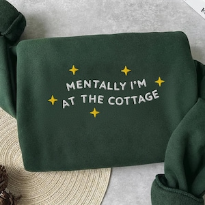 Arriva la felpa Cottage | Mentally at the Cottage Weekend, Maglietta Hockey Romance Rivalry Hockey LGBTQ Romance Reader, Da nemici ad amanti