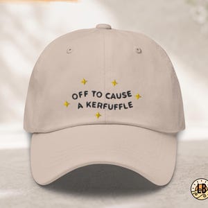 Gorra para armar un alboroto | Gorra bordada con meme de alboroto Gorra vintage estilo cottagecore, Camiseta divertida con meme desquiciado, Feria renacentista