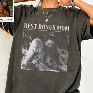 Könnte beinhalten: Dunkelgraues T-Shirt mit dem Text "BEST BONUS MOM" über einem Schwarz-Weiß-Foto. Das Foto zeigt eine Frau und zwei Kinder. Ein kleines Foto mit dem Text "YOUR PHOTO HERE" befindet sich in der oberen linken Ecke.