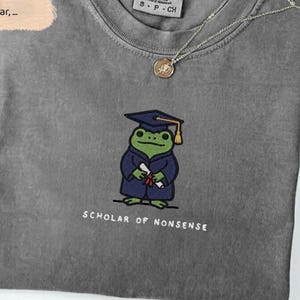 Camiseta bordada con meme de rana para graduación | Regalo de licenciatura, maestría, doctorado, doctorado, profesorado, comercio justo, estilo cottagecore