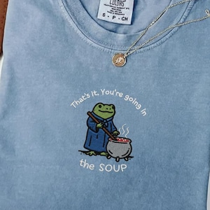 Maglietta con meme di rana ricamata, ricamo Cottagecore | Maglietta con rana carina, maglietta con rana in zuppa, maglietta ren faire, maglietta rinascimentale, regalo per gli amanti delle rane