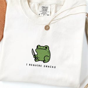 Maglietta con meme di rana ricamata Ho bisogno di spuntini | Maglietta con rana carina Maglietta kawaii con rana Maglietta Ren Faire, Maglietta rinascimentale Regalo per gli amanti delle rane Rana