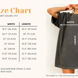 K&ouml;nnte beinhalten: Gr&ouml;&szlig;entabelle f&uuml;r Comfort Colors 1717 T-Shirts, mit Ma&szlig;en in Zoll und Zentimetern. Die Tabelle umfasst die Gr&ouml;&szlig;en S bis 4XL und gibt Breite und L&auml;nge an. Das Bild zeigt auch eine Person, die ein dunkelgraues T-Shirt in Gr&ouml;&szlig;e XL tr&auml;gt. Das Model ist 1,73 m gro&szlig;.