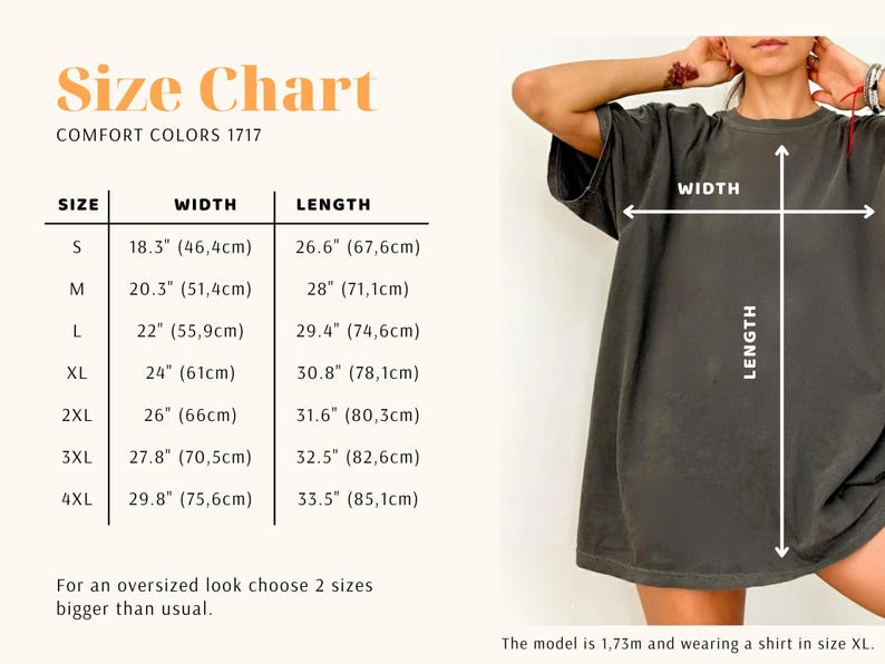 K&ouml;nnte beinhalten: Gr&ouml;&szlig;entabelle f&uuml;r Comfort Colors 1717 T-Shirts, mit Ma&szlig;en in Zoll und Zentimetern. Die Tabelle umfasst die Gr&ouml;&szlig;en S bis 4XL und gibt Breite und L&auml;nge an. Das Bild zeigt auch eine Person, die ein dunkelgraues T-Shirt in Gr&ouml;&szlig;e XL tr&auml;gt. Das Model ist 1,73 m gro&szlig;.