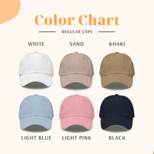 Op de afbeelding: Een kleurenkaart voor reguliere petten met zes baseballpetten in wit, zand, kaki, lichtblauw, lichtroze en zwart. De tekst Color Chart en Regular Caps staat bovenaan, met individuele kleurlabels onder elke pet weergegeven.
