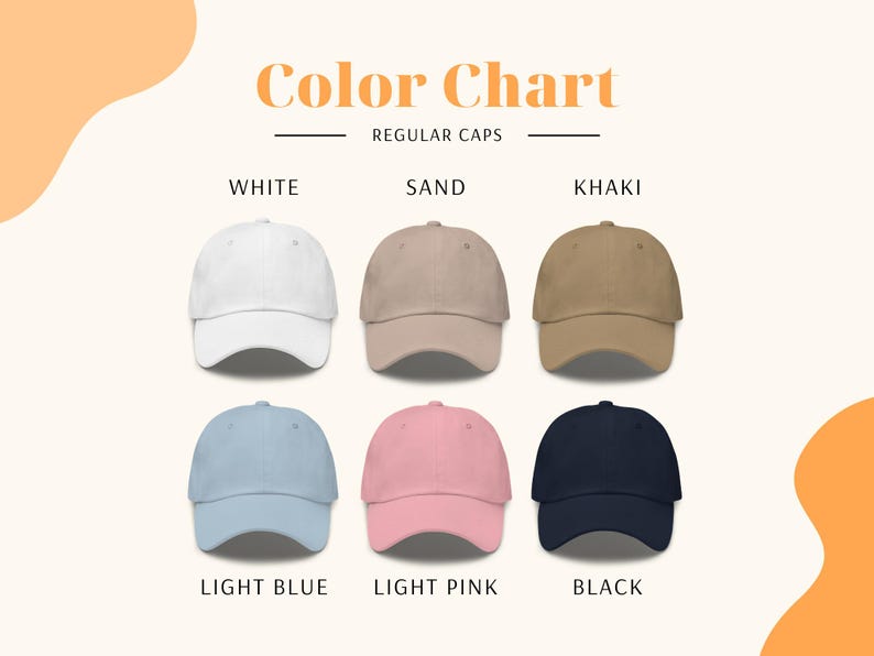Op de afbeelding: Een kleurenkaart voor reguliere petten met zes baseballpetten in wit, zand, kaki, lichtblauw, lichtroze en zwart. De tekst Color Chart en Regular Caps staat bovenaan, met individuele kleurlabels onder elke pet weergegeven.