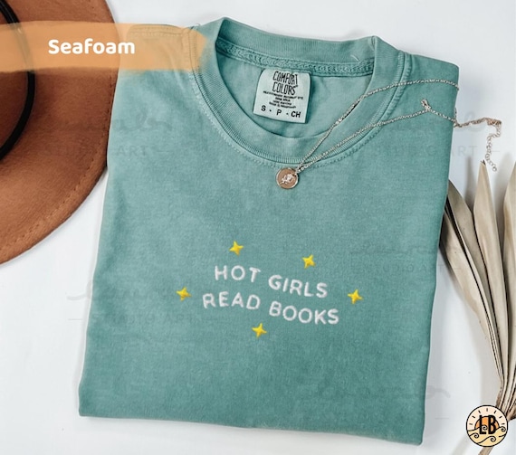 Comfort Colors Book Lover Embroidery Shirt | Hot girls read books shirt Bücherliebe Lesen Geschenk, Bookish Merch, Booktok Leseratte Shirt