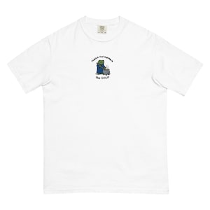 Könnte beinhalten: Ein weißes T-Shirt mit kurzen Ärmeln und einer kleinen Grafik auf der Brust, die einen grünen Frosch in einer blauen Robe zeigt, der in einem grauen Kessel rührt. Der Text darüber und darunter lautet, That's it. You're going in the SOUP.