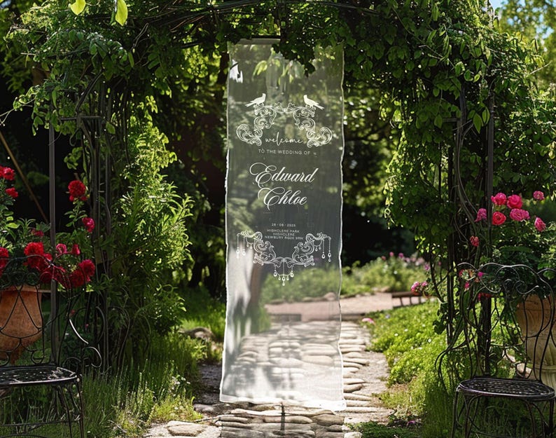 K&ouml;nnte beinhalten: Transparente Hochzeitsanzeige mit der Aufschrift "Welcome to the Wedding of Edward & Chloe" in eleganter Schrift. Das Schild ist mit dekorativen Verzierungen und Vogelsilhouetten versehen. Es befindet sich in einem Garten.