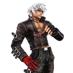 Op de afbeelding: Figuur van een personage met wit haar, gekleed in een zwarte leren jas, zwarte broek en rode handschoenen. Het personage houdt een rood omrande zonnebril vast. De jas heeft zilveren gespen op de mouwen. De figuur heeft een zelfverzekerde uitdrukking.