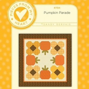 Peut inclure: Un patron de quilt intitulé "Pumpkin Parade" présentant un motif central de citrouilles et de fleurs stylisées dans des tons orange, jaune et marron. Le motif comprend une bordure et un petit motif de citrouilles répétées. Le fond est jaune chaud avec des pois blancs.