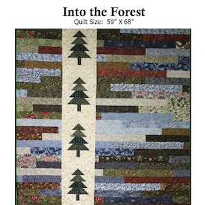 Peut inclure: Une courtepointe faite à la main intitulée "Into the Forest" sur le thème de la forêt. La courtepointe présente un panneau central d'arbres à feuilles persistantes stylisés. La taille de la courtepointe est de 150 cm x 173 cm. La courtepointe est faite de divers motifs de tissu dans des tons de vert, de bleu, de marron et de rouge.