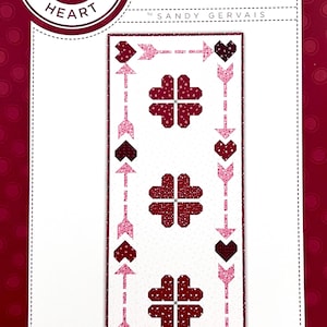 Peut inclure: Une tasse en céramique blanche avec une anse noire et le texte "But First, Coffee" en noir, dans une police manuscrite. La tasse est posée sur une surface blanche.