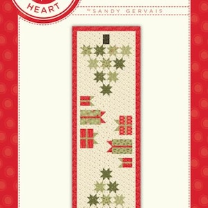 Peut inclure: Un panneau de tissu sur le thème de Noël avec une bordure rouge et un fond crème. Le panneau présente un sapin de Noël fait de formes d'étoiles vertes, des boîtes cadeaux et le texte "Christmas Ready".