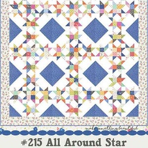 Peut inclure: Un patron de quilt intitulé "#215 All Around Star" par Coriander Quilts. Le motif de la courtepointe présente un fond blanc avec des losanges bleus et des motifs d'étoiles colorées. La bordure a un motif floral.