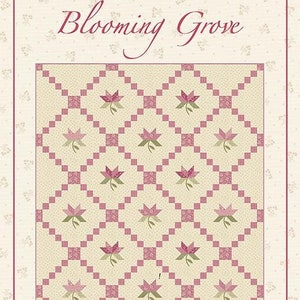Puede incluir: Un patrón de colcha llamado "Blooming Grove" de Betsy Chutchian Designs. El patrón presenta una cuadrícula de cuadrados rosas y blancos con un diseño floral en el centro de cada cuadrado. La colcha mide 54 1/2 pulgadas por 72 1/2 pulgadas.