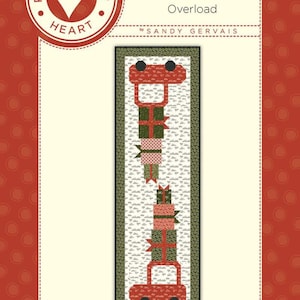 Peut inclure: Un patron de quilt représentant une voiture rouge transportant une pile de cadeaux emballés. Les cadeaux sont de différentes couleurs et motifs. Le texte "#812 Overload" est affiché. Le design est de Sandy Gervais.